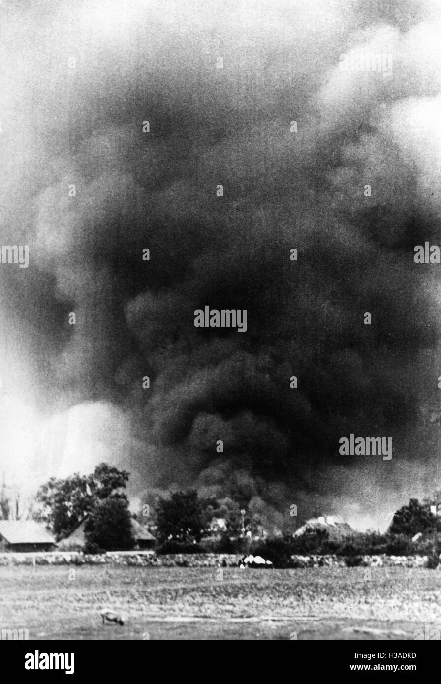 Brennende Bauernhof an der Ostfront, 1941 Stockfoto