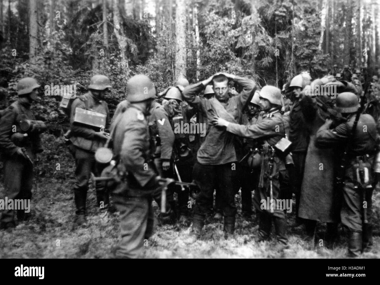 Deutsche Soldaten nehmen russische Kriegsgefangene 1941 Stockfoto