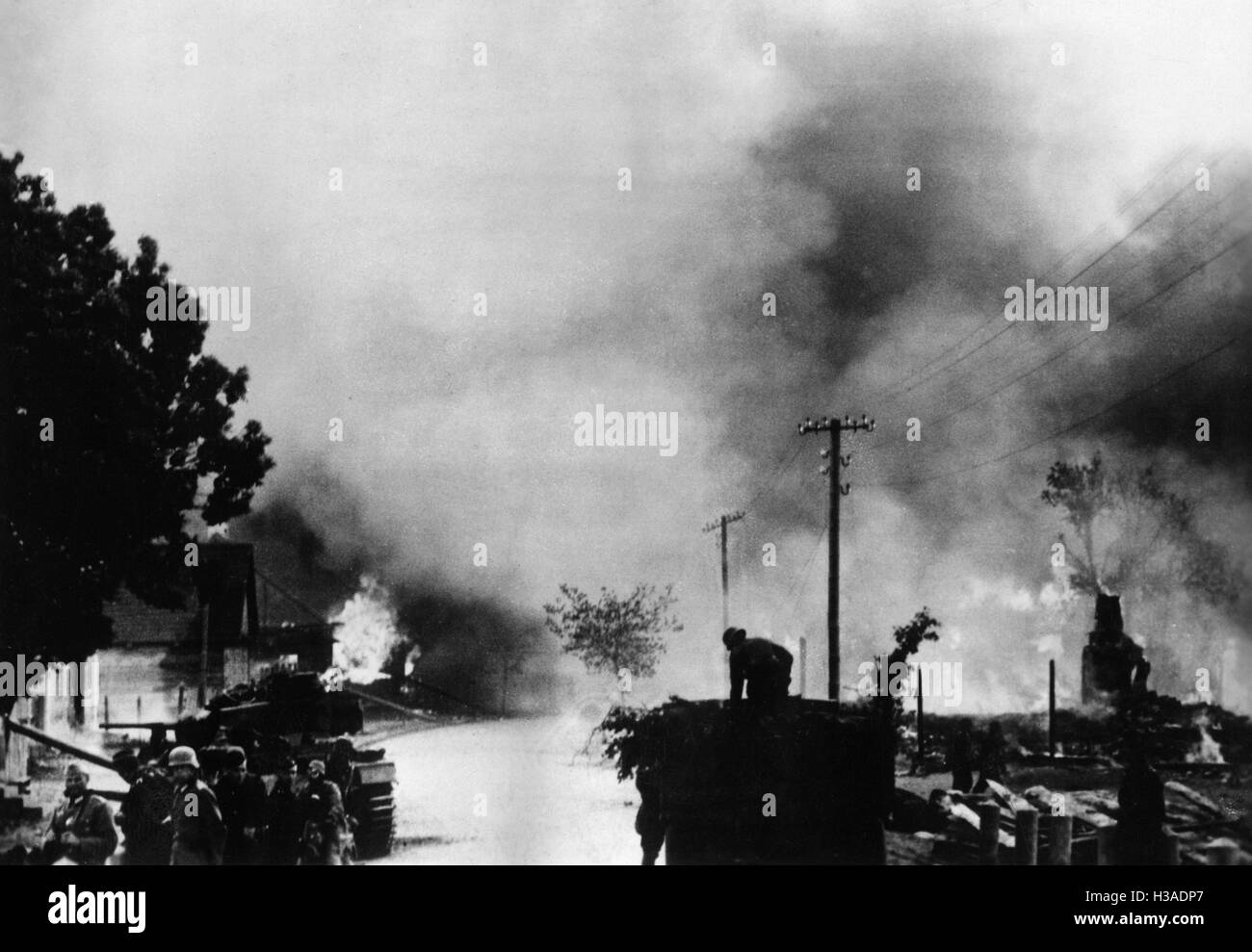 Deutsche Truppen in einer brennenden Stadt an der Ostfront, 1941 Stockfoto