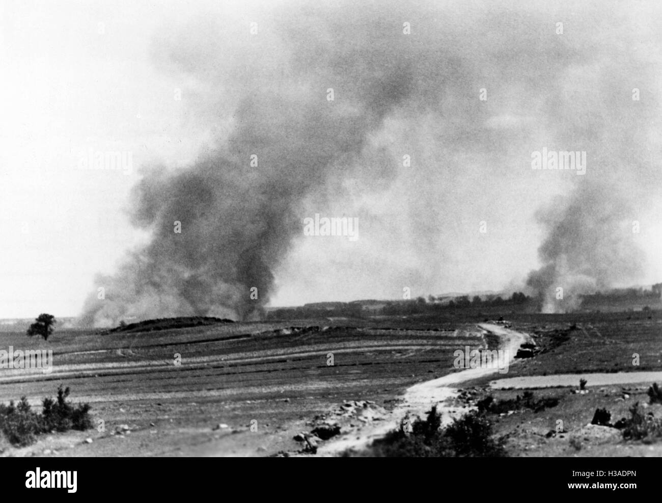 Rauchen Sie nach einem deutschen Luftangriff an der Ostfront, 1941 Stockfoto