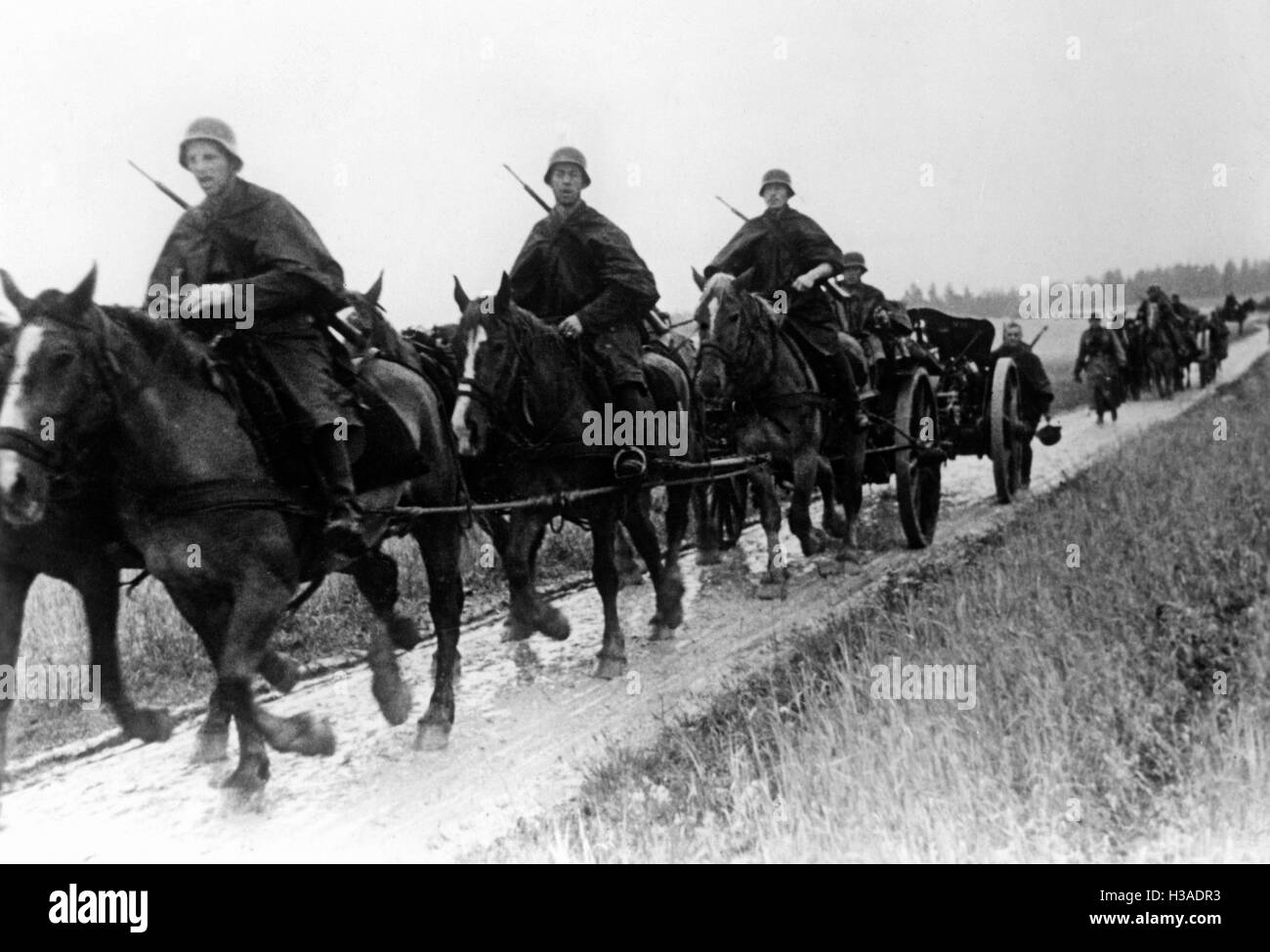Pferdekutsche Artillerie der Wehrmacht an der Ostfront, 1941 Stockfoto
