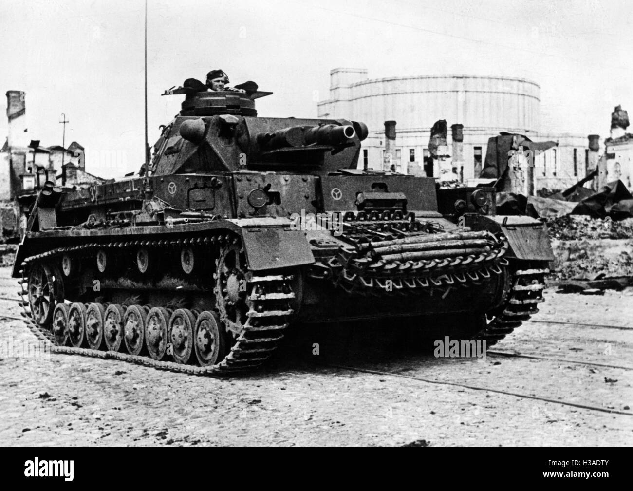 Panzer der Wehrmacht in einer sowjetischen Stadt, 1941 Stockfoto