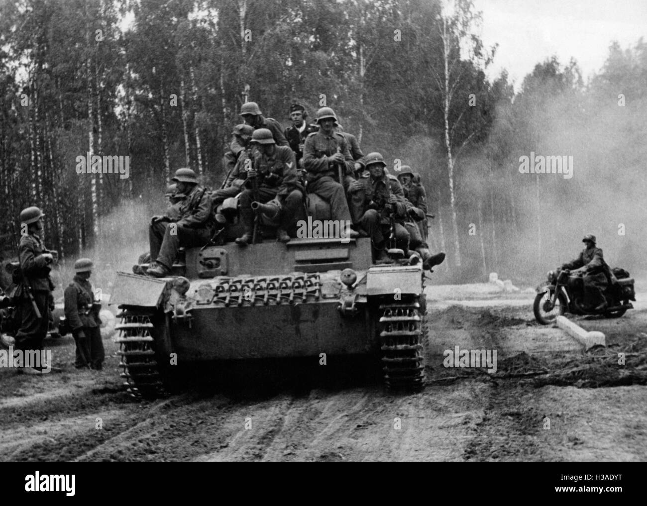 Deutsche Infanterie auf einem Panzer III an der Ostfront, 1941 Stockfoto