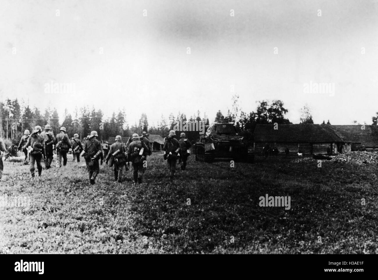 Deutsche Infanterie und Panzer an der Ostfront, 1941 Stockfoto