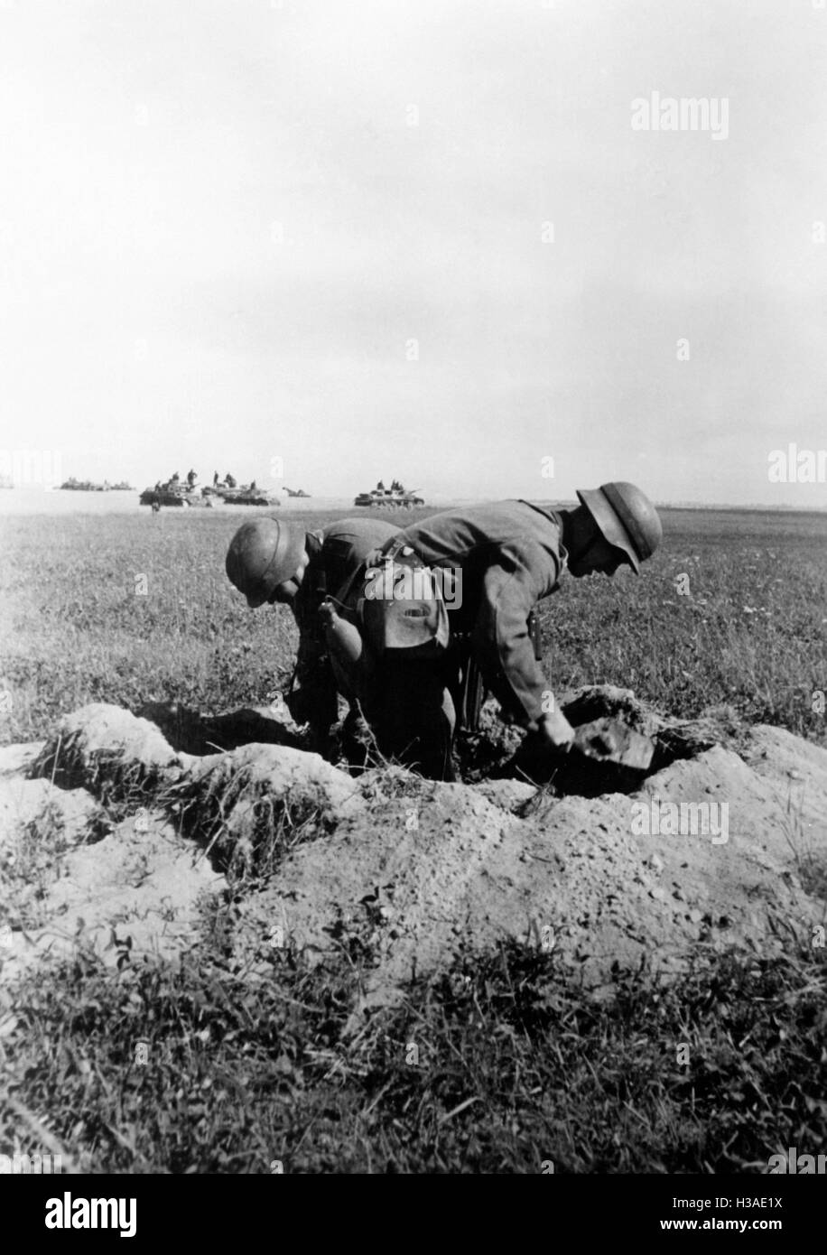 Deutsche Infanteristen verschanzen sich an der Ostfront, 1941 Stockfoto