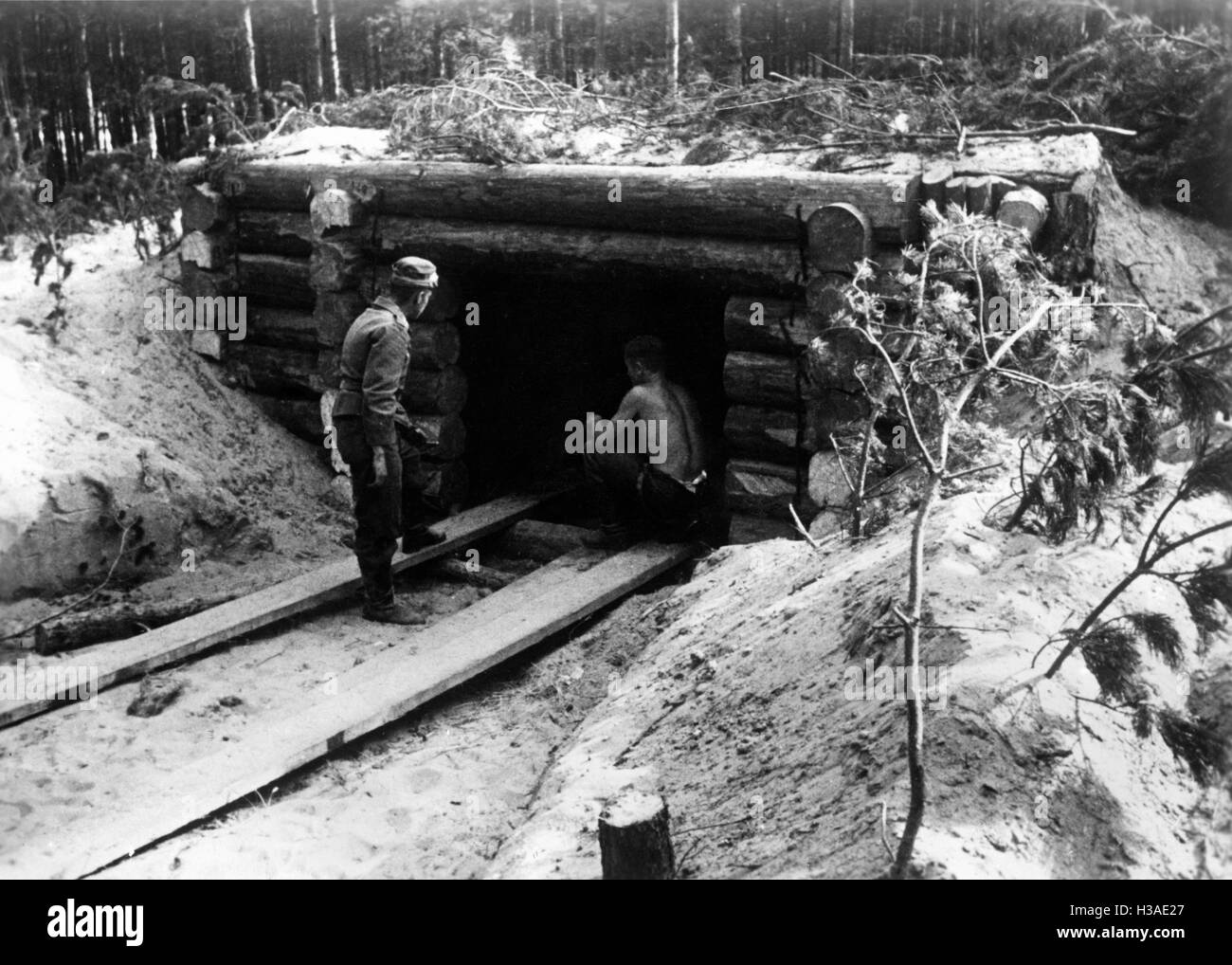 Deutsche Soldaten blicken in eine sowjetische Bunker, 1941 Stockfoto