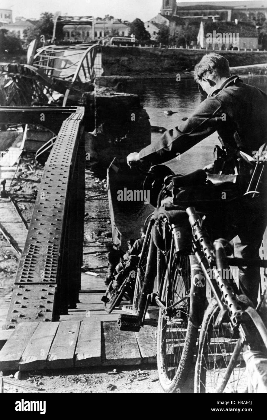 Deutsche Radfahrer überqueren als Grenzfluss, 1941 Stockfoto