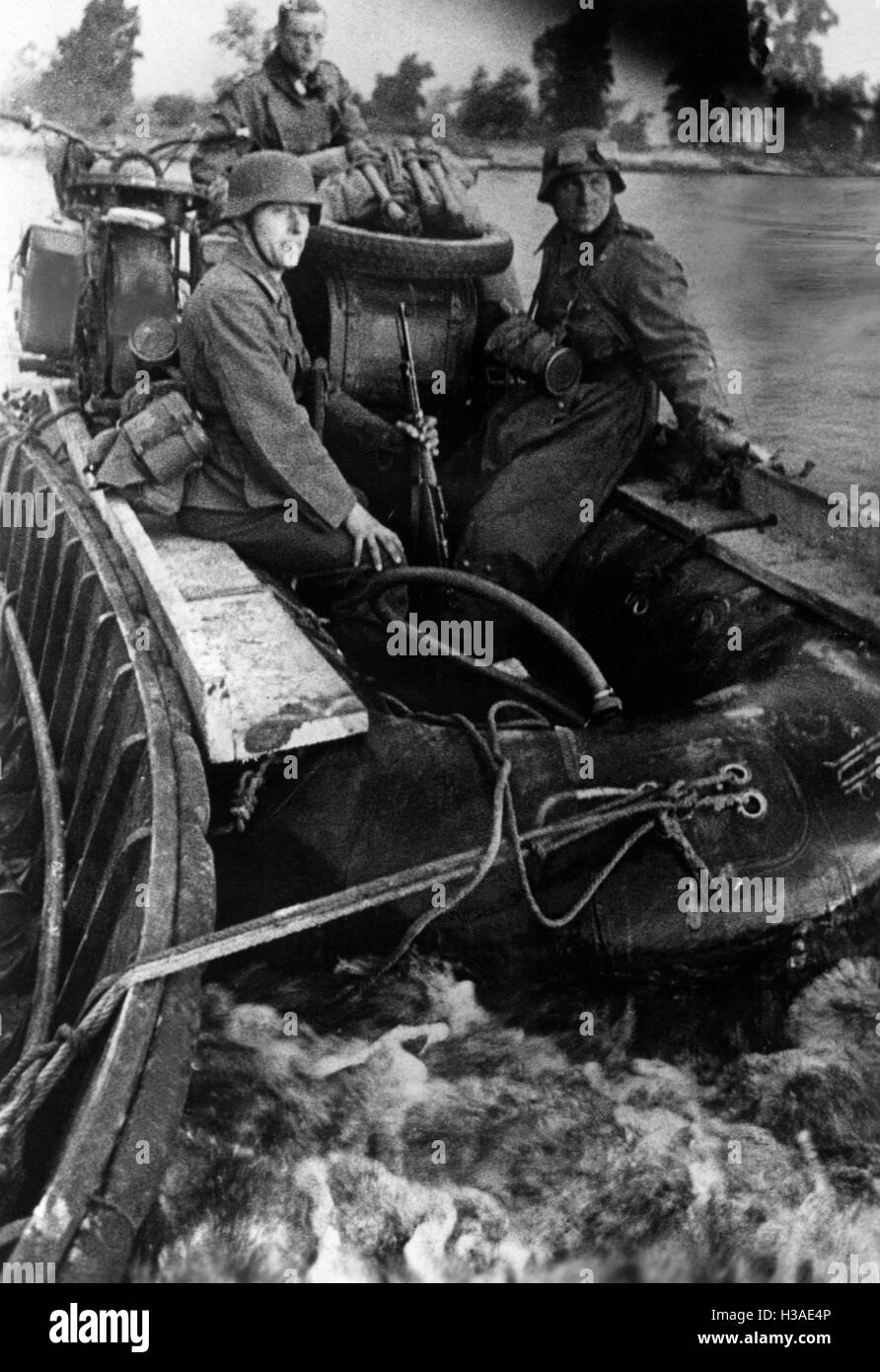 Deutsche Motorrad-Truppen überqueren den Bug, 1941 Stockfoto
