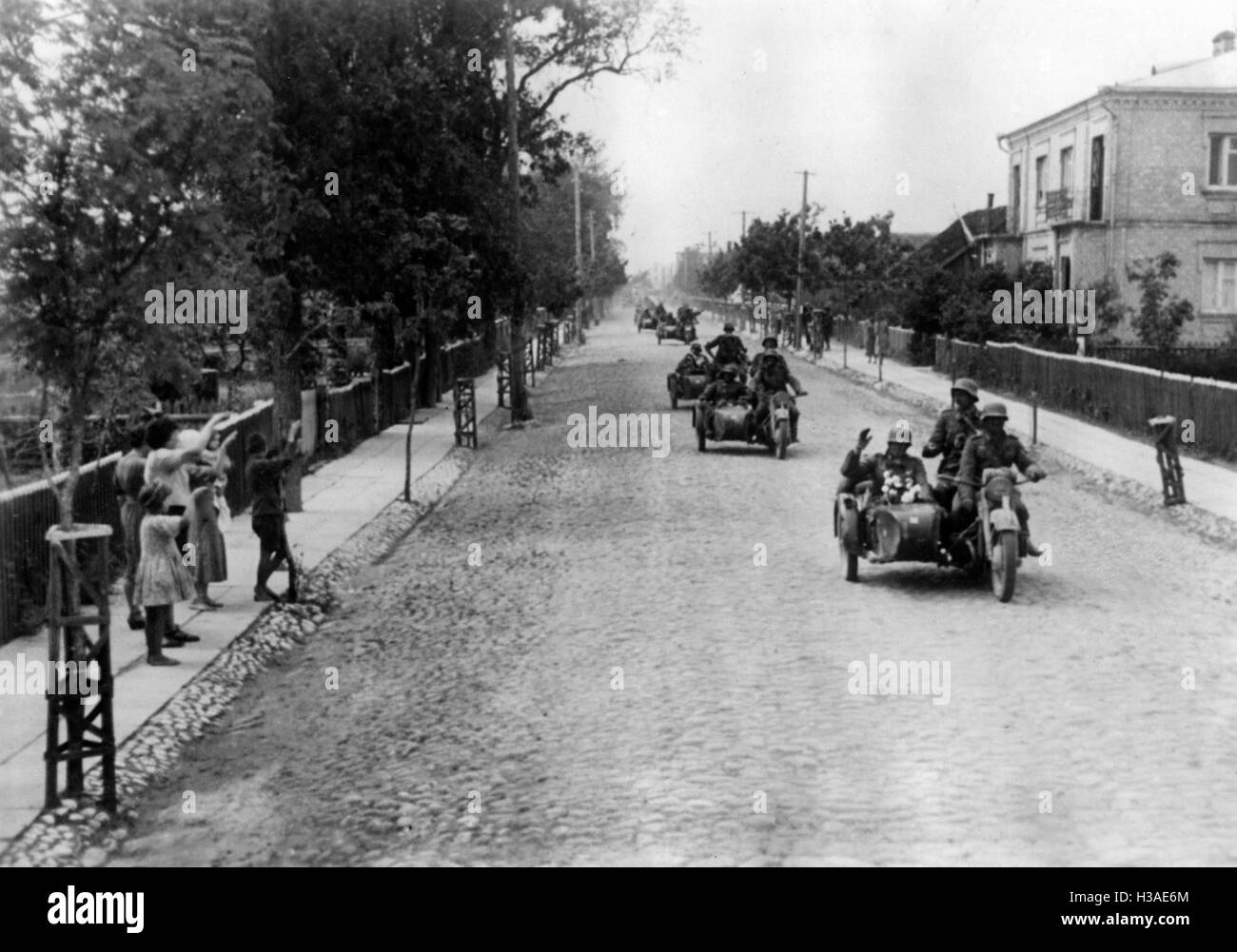 Deutsche Motorisierte Infanterie in einem Dorf in Litauen 1941 Stockfoto