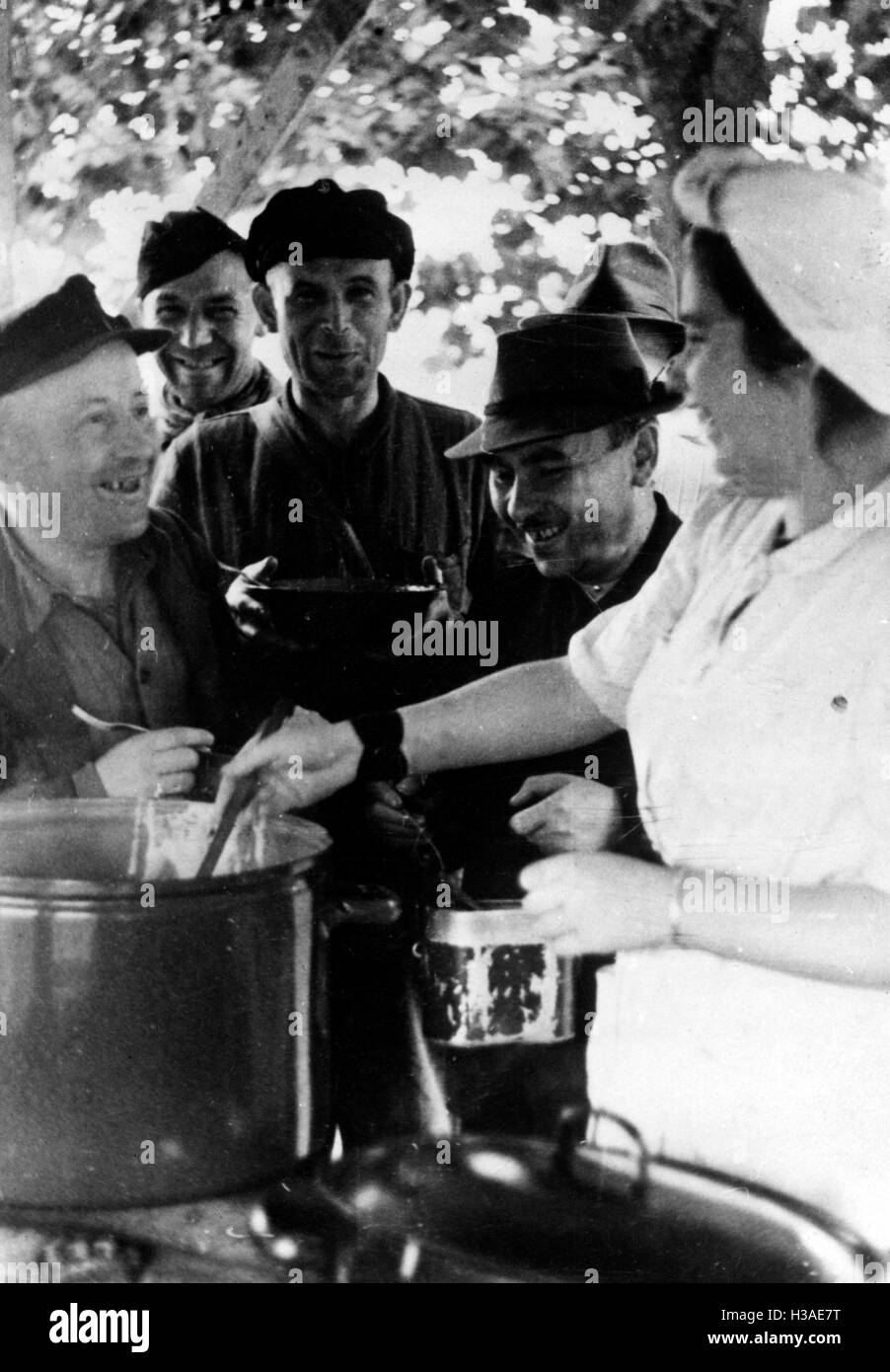 Suppenküche für die Beschäftigten in der deutschen Grenzanlagen, 1944 Stockfoto