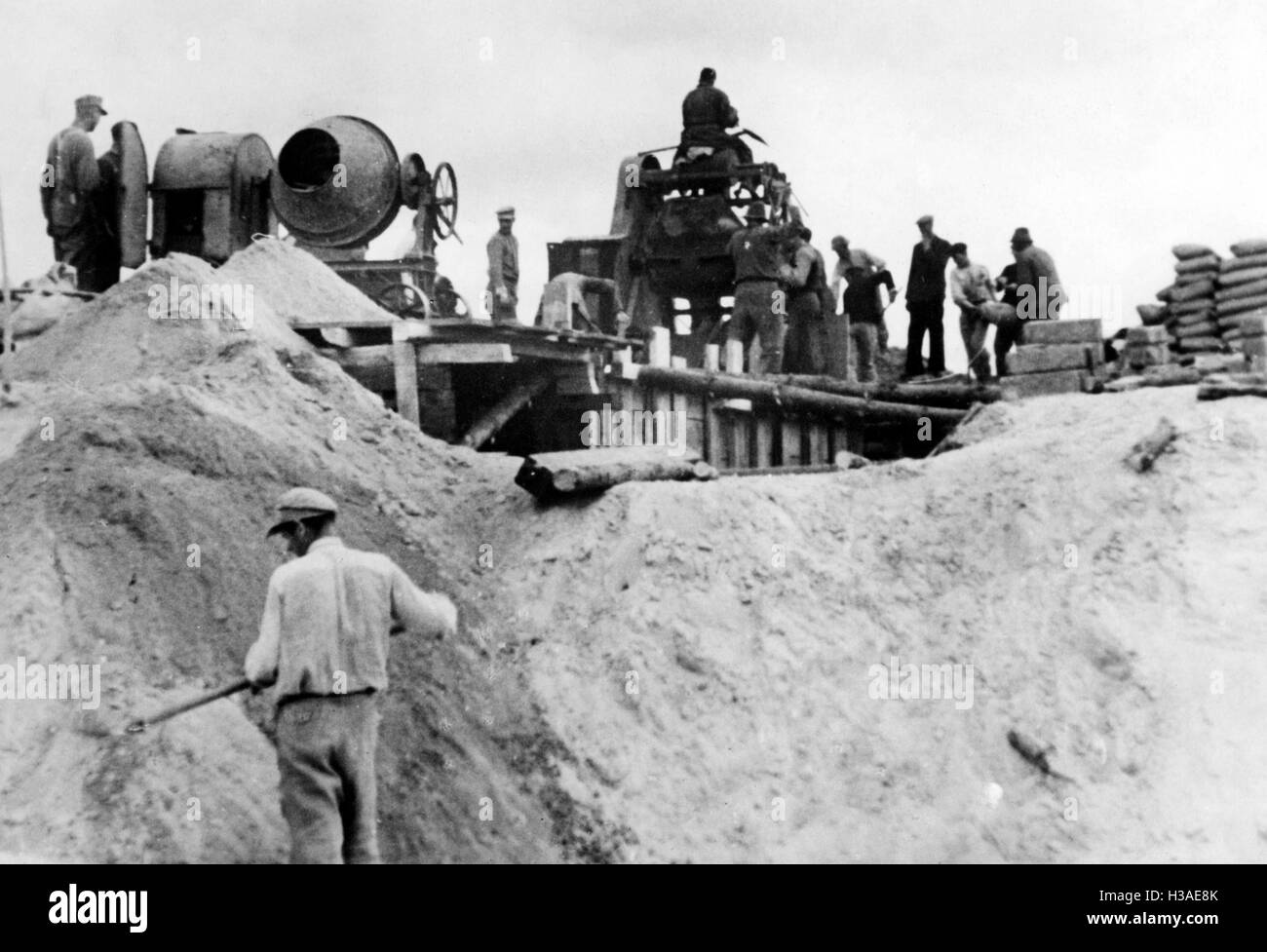 Deutsche Zivilisten konstruieren Grenzanlagen an der Ostfront 1944 Stockfoto