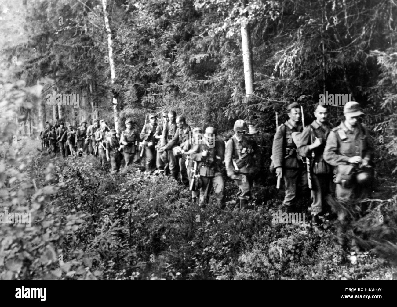 Deutsche Infanterie während des Rückzugs Kämpfe an der Ostfront 1944 Stockfoto