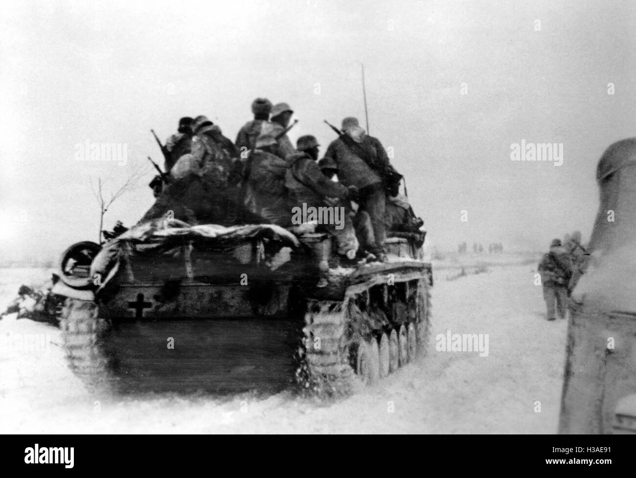 Deutsche Sturmgeschütze und Infanterie auf dem Rückzug, 1943 Stockfoto