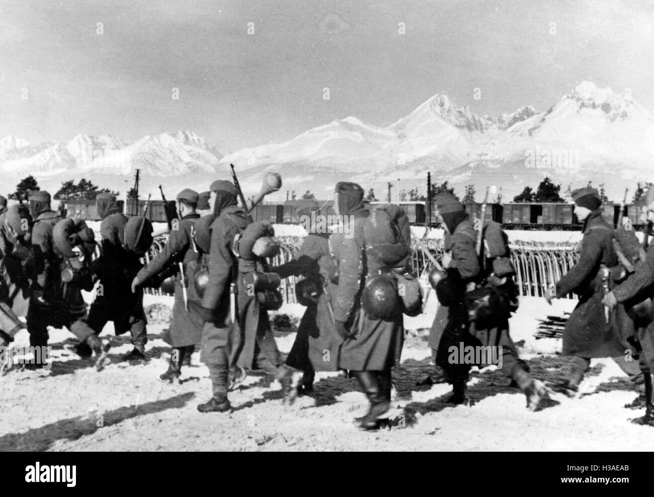 Wehrmacht Soldaten auf dem Marsch in der Slowakei, 1945 Stockfotografie