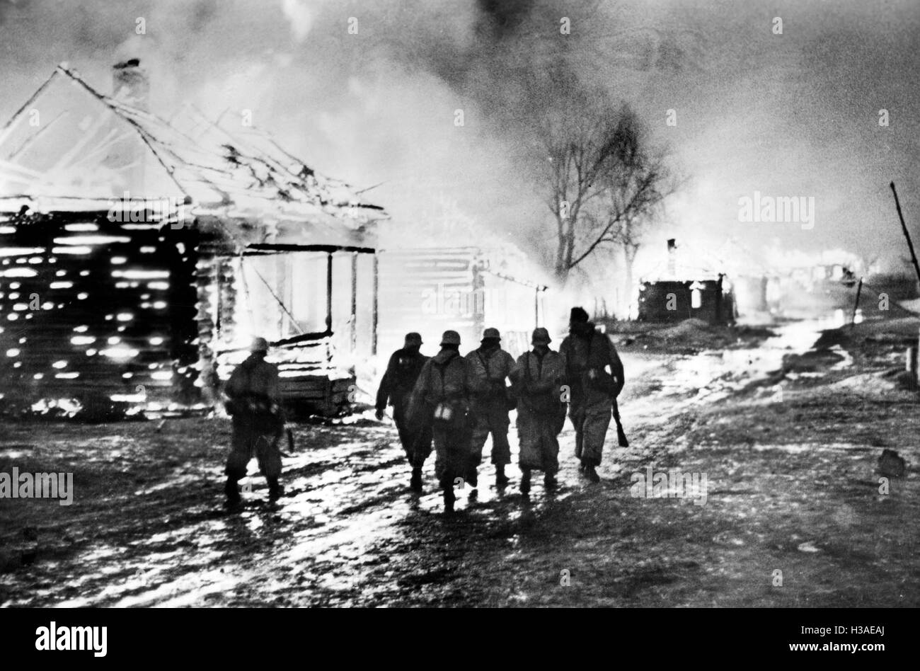 Verbrannte Erde während des deutschen Rückzugs, 1943 Stockfoto, Bild