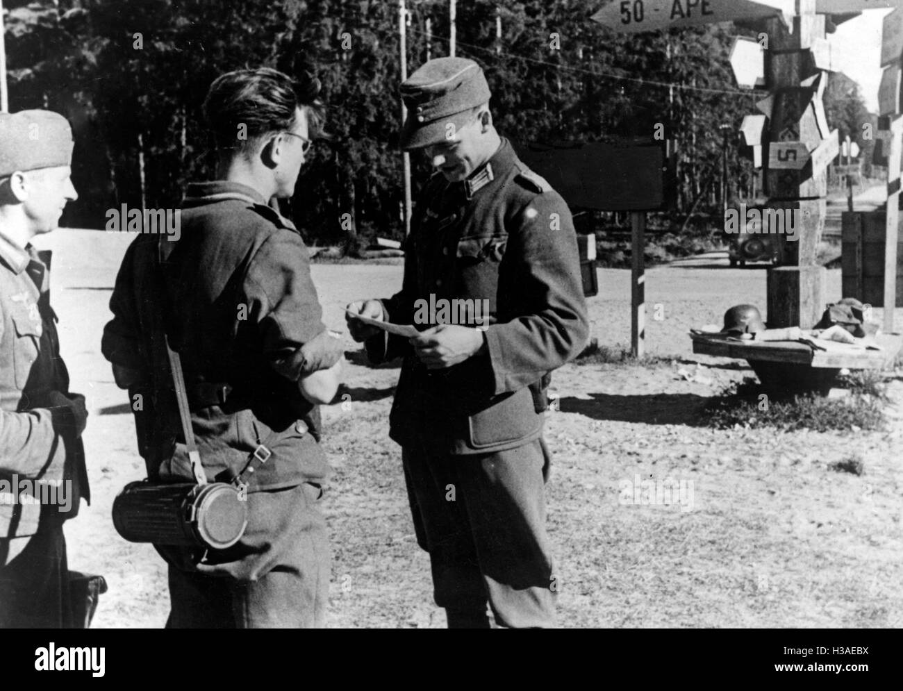 Kontrolle der verstreuten Soldaten der Wehrmacht in Lettland, 1944 Stockfoto