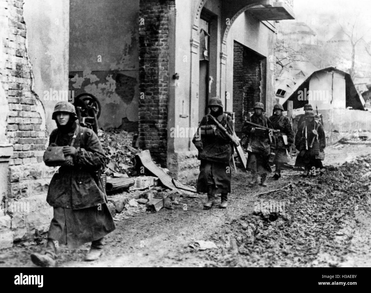 Maschinengewehr-Truppe der Waffen-SS auf dem Vormarsch in Rußland, 1944 Stockfoto