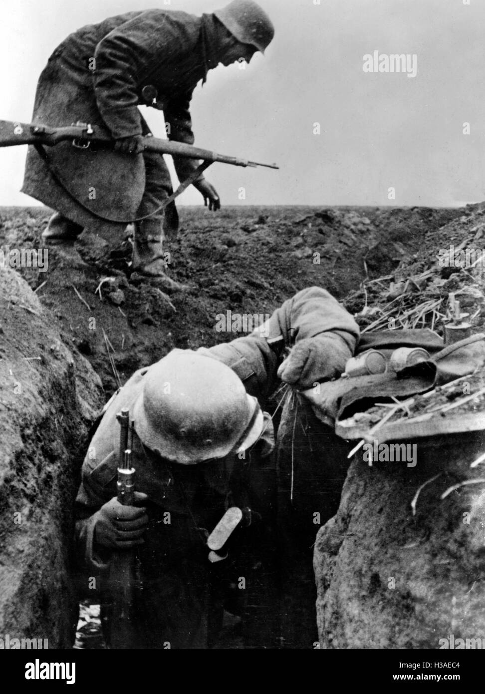 Deutsche Infanterie in einem eroberten Graben an der Ostfront, 1944 Stockfoto