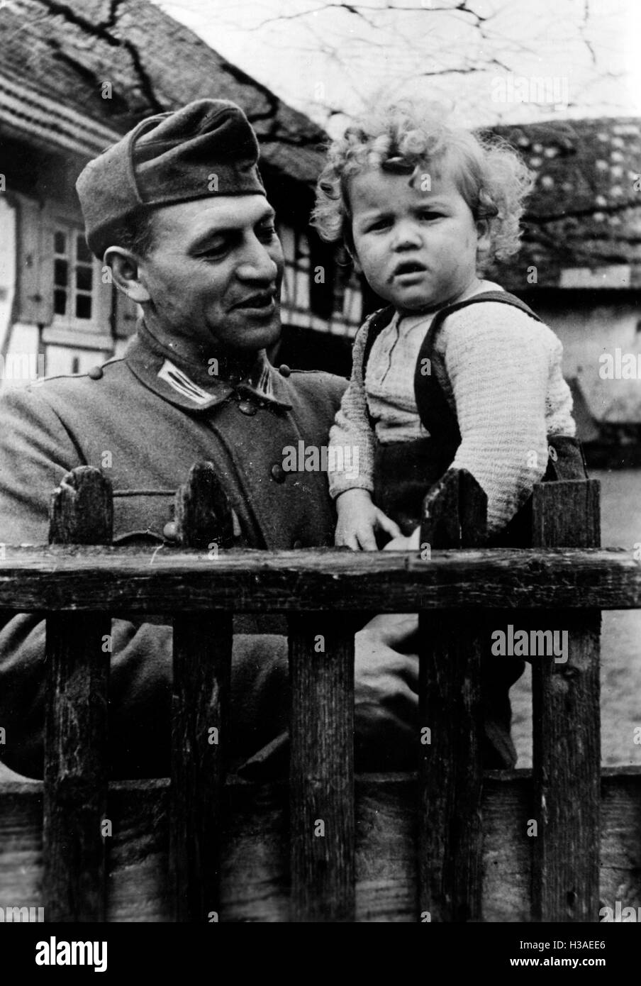 Volkssturm-Mitglied mit einem Kind, 1945 Stockfoto
