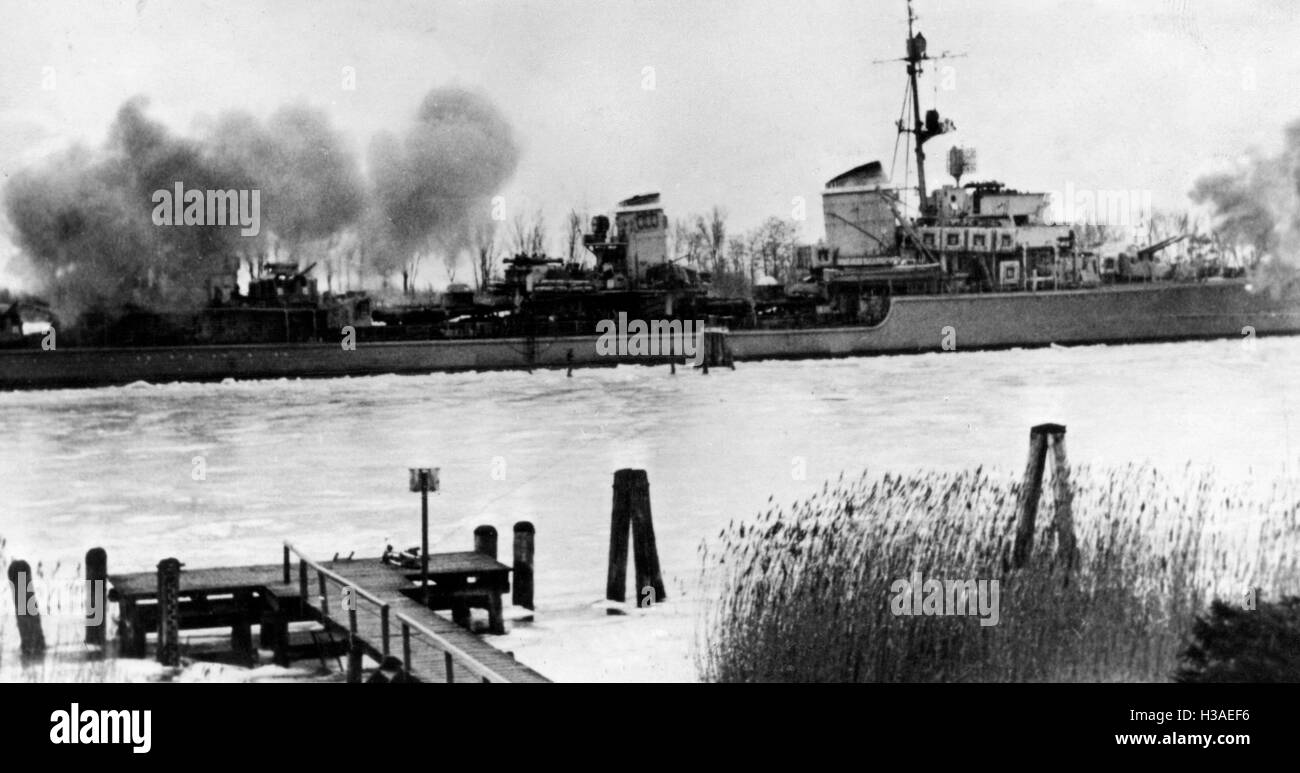 Deutsche Kriegsschiff während der Kämpfe in Ostpreußen, 1945 Stockfoto
