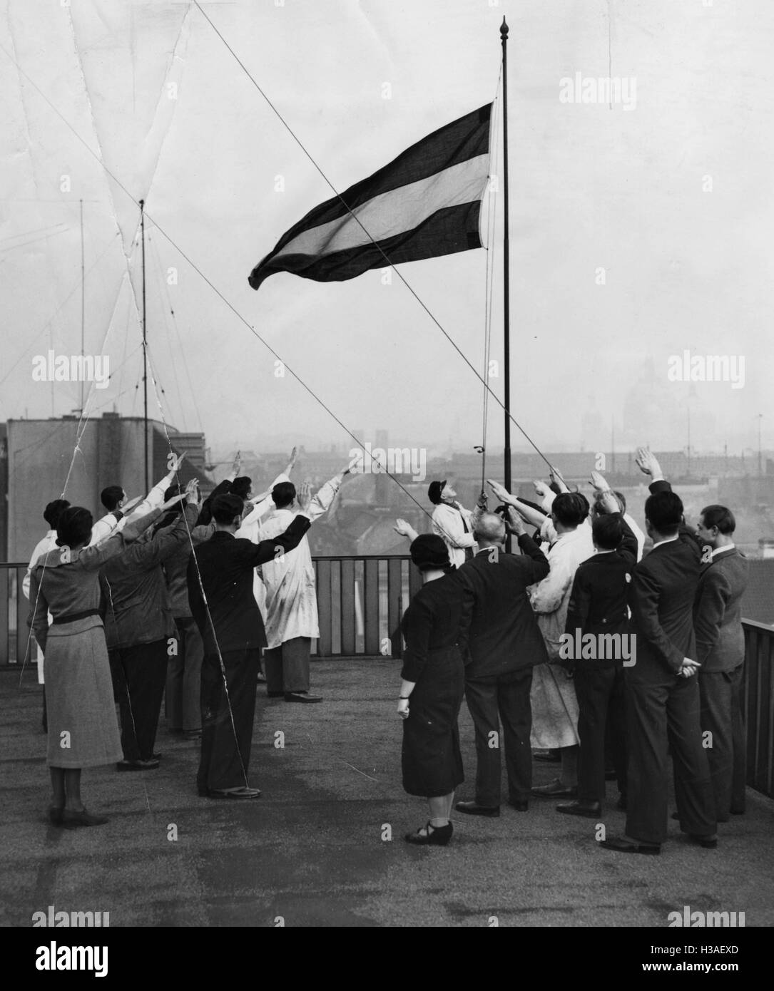 Hissen der Flagge schwarz-weiß-rot auf der Scherl-Verlag, Deutschland, 1935 Stockfoto