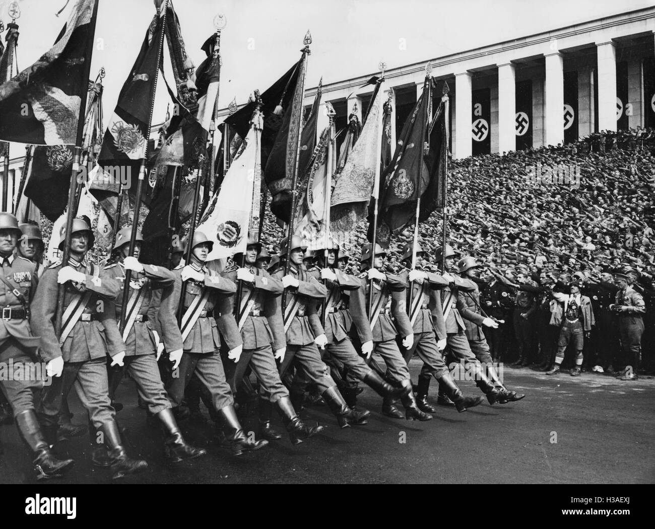 Tradition-Fahnen im Laufe des Tages von der Wehrmacht in Nürnberg, 1936 Stockfoto