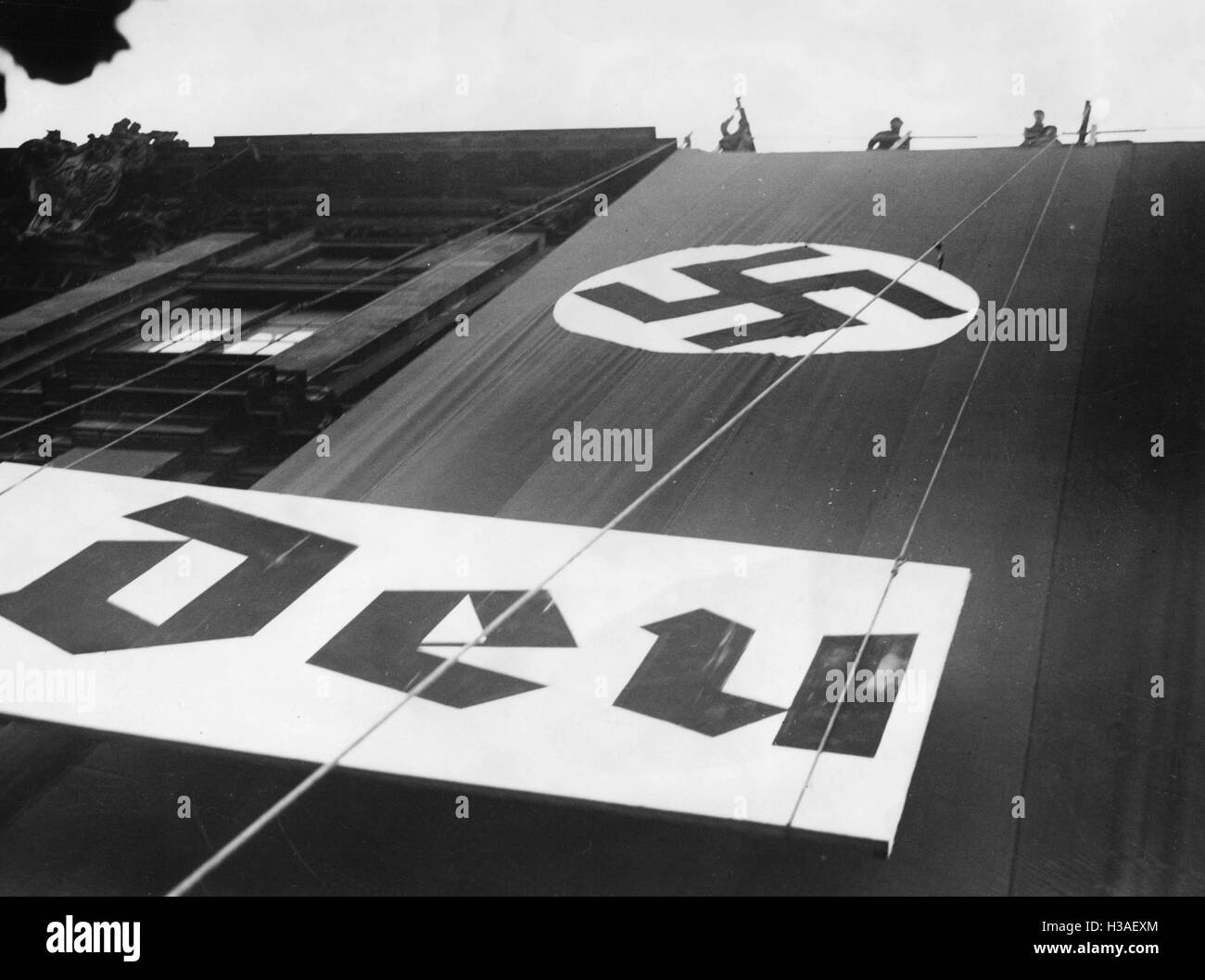 Übergroßen Hakenkreuzfahne im Berliner Lustgarten, 1935 Stockfoto