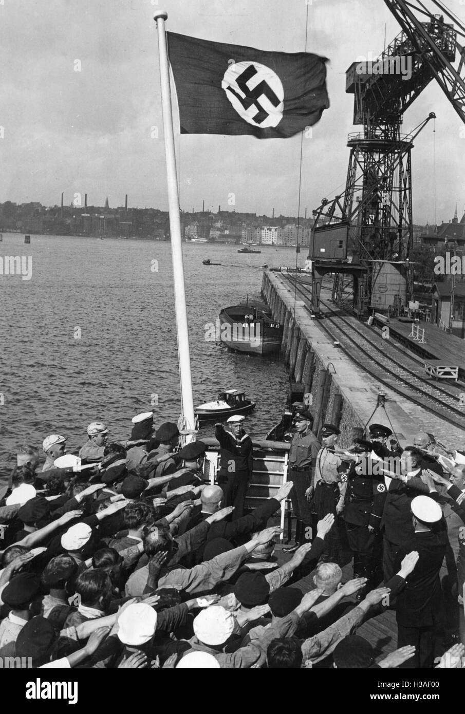 Hissen der Hakenkreuzfahne auf einem Schiff im Hamburger Hafen, 1935 Stockfoto