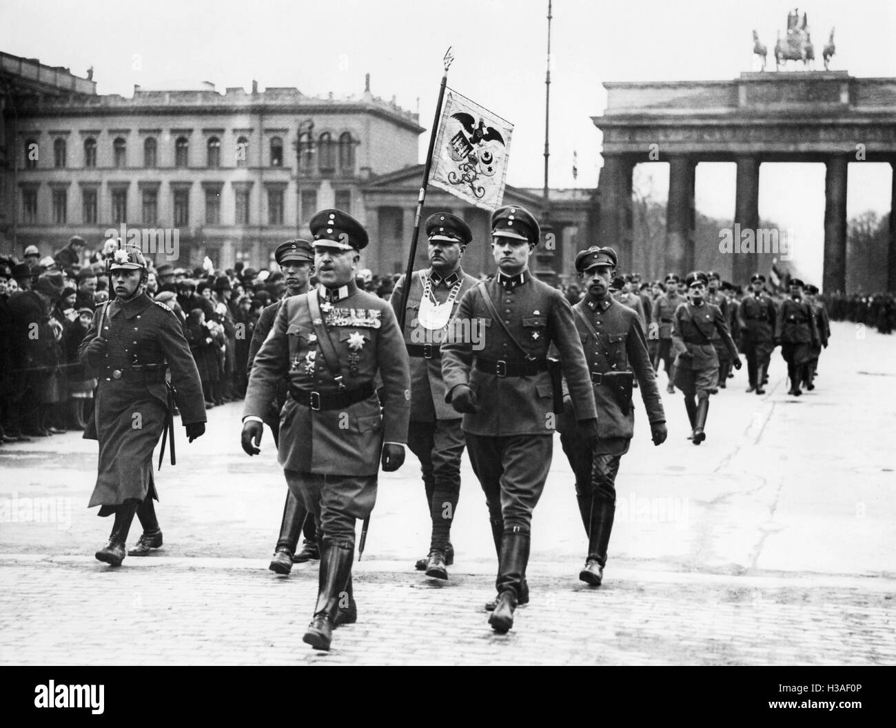 Theodor Duesterberg bei der Stahlhelm-Parade am Brandenburger Tor in Berlin, 1933 Stockfoto