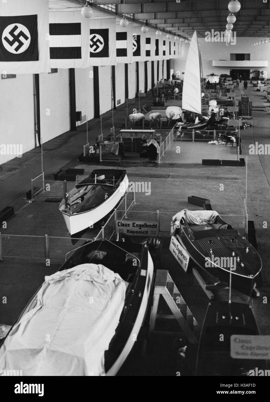Wasser Sport-Ausstellung mit schwarz-weiß-roten Fahnen in Berlin, 1934 Stockfoto