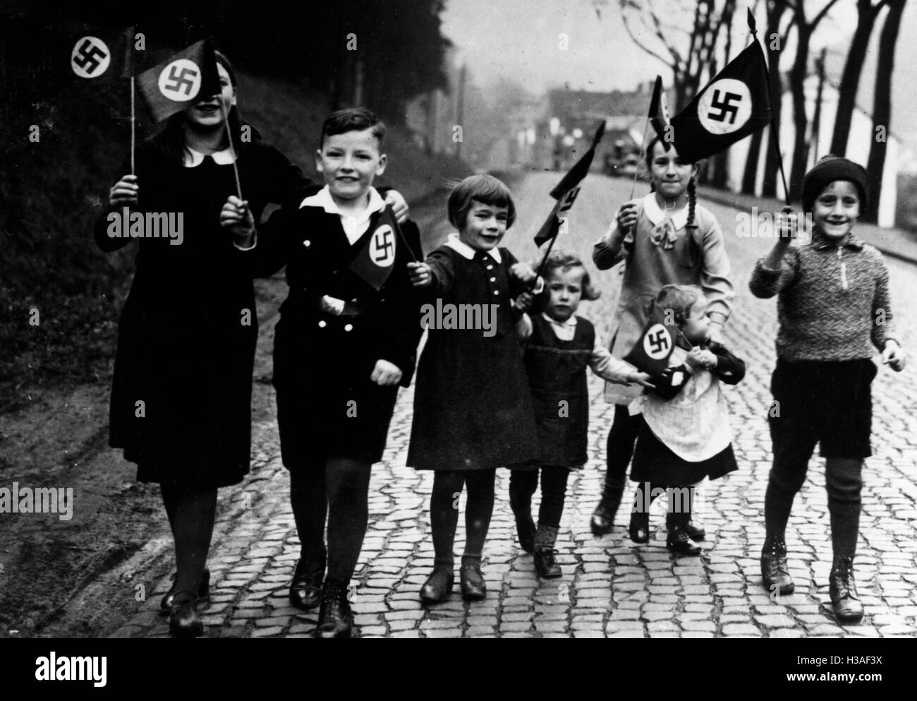 Kinder mit Hakenkreuzfahnen, 1933 Stockfoto