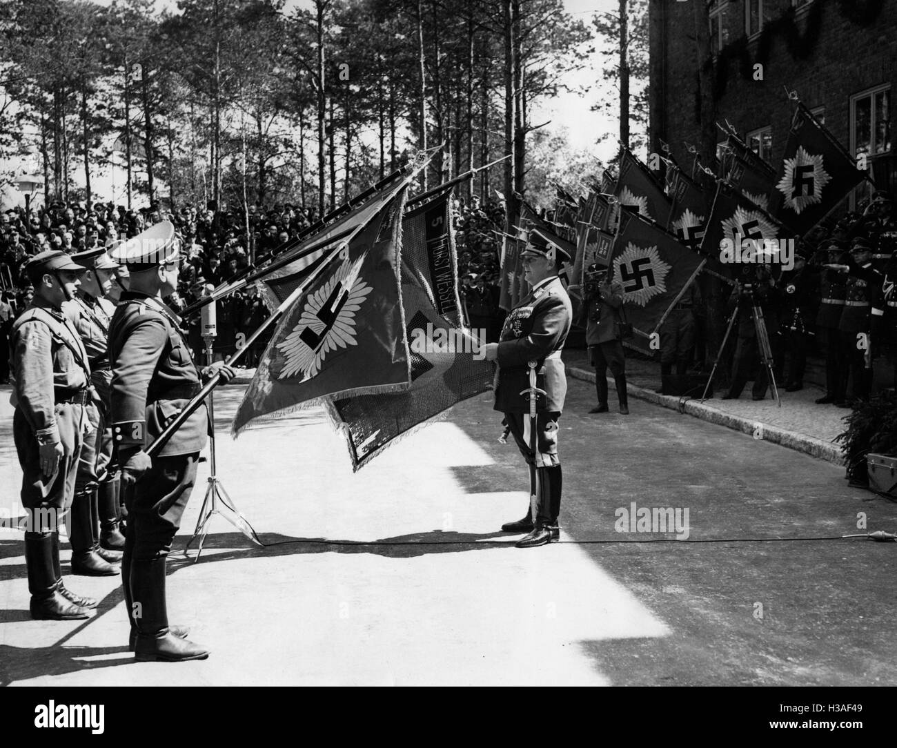 Goehring bei der Weihe der neuen Flaggen, 1939 Stockfoto