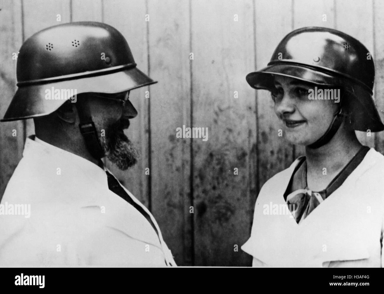 Luft-Schutz-Helme vorgestellt werden, 1938 Stockfoto