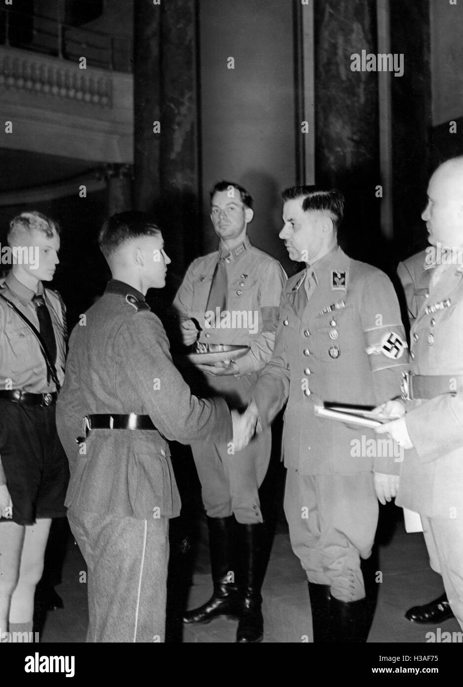 Zulassung von 18 Jahre alten Menschen in der NSDAP, Berlin 1942 Stockfoto