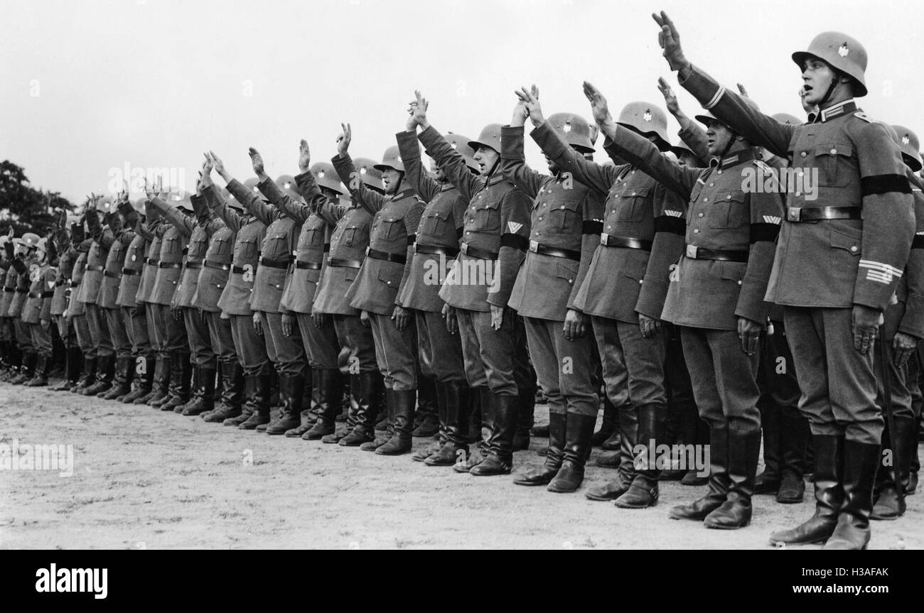 Reichswehr-Einheiten bei der Vereidigung auf Adolf Hitler in Berlin, 1934 Stockfoto