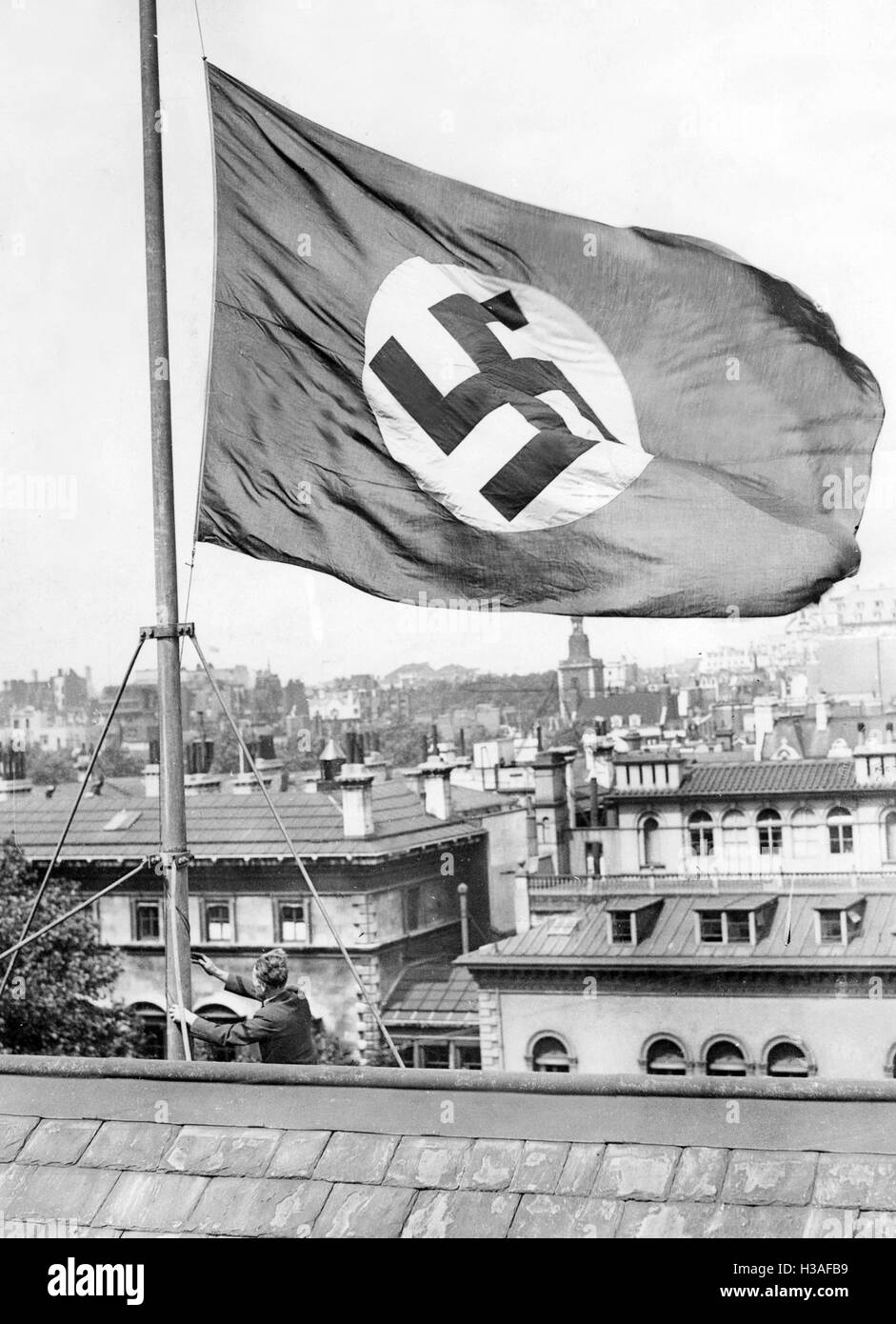 Flagge auf Halbmast für Paul von Hindenburg bei der deutschen Botschaft in London, 1934 Stockfoto