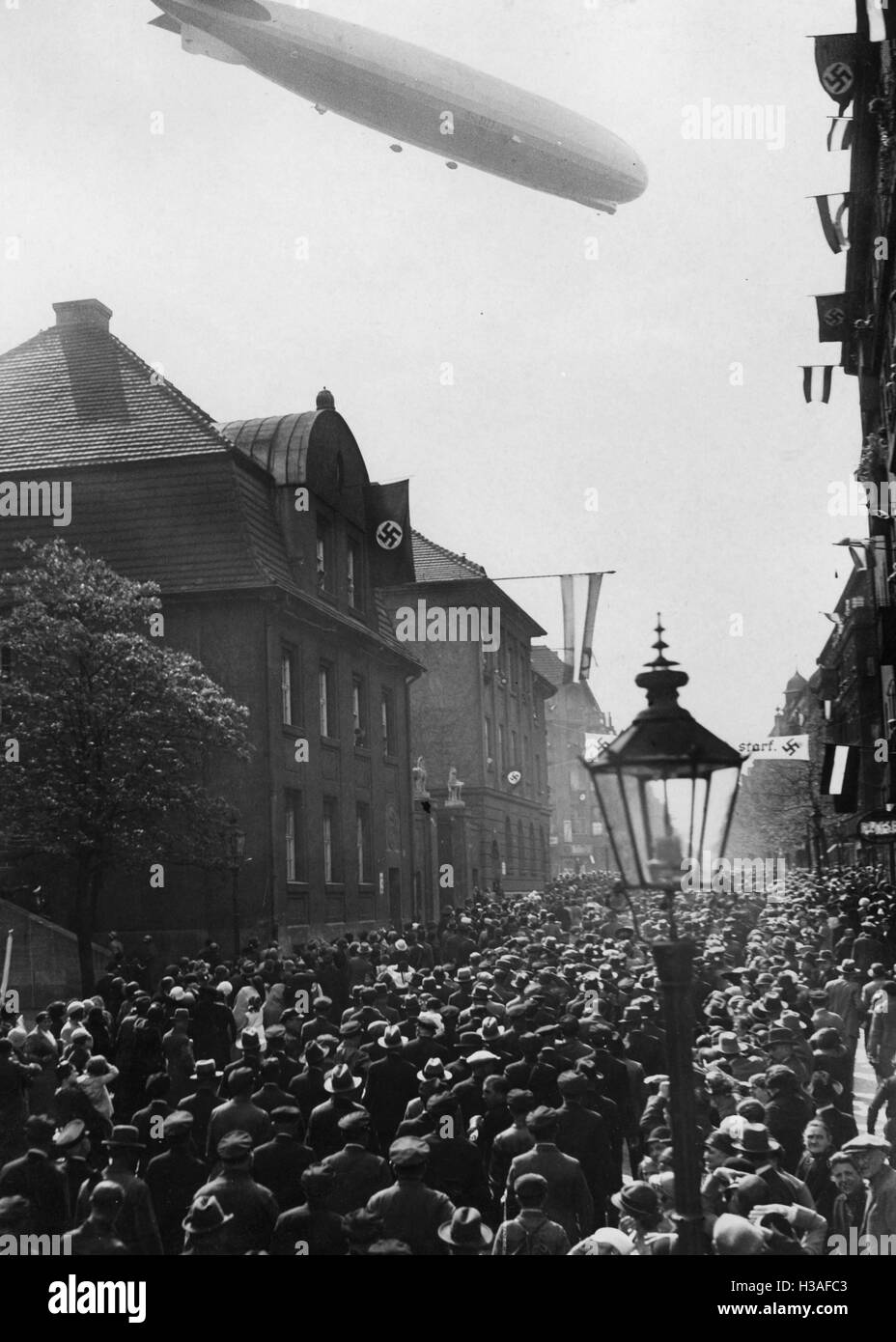 "LZ 127"Graf Zeppelin"am Tag der Arbeit über Berlin, 1933' Stockfoto