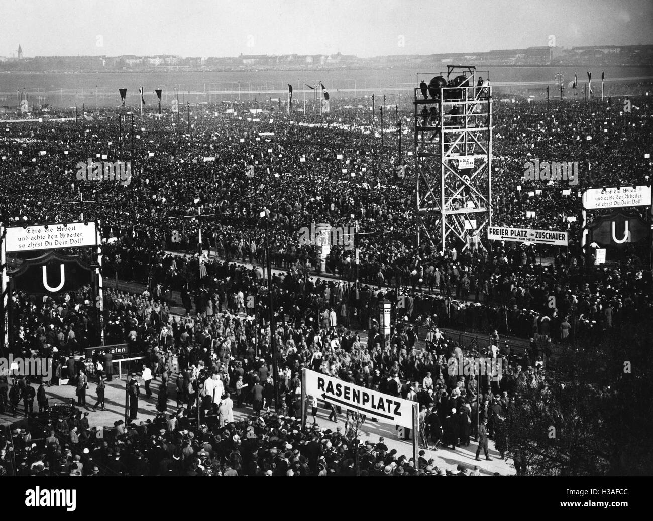Massenkundgebung auf dem Tempelhof Field am 1. Mai 1934 Stockfoto
