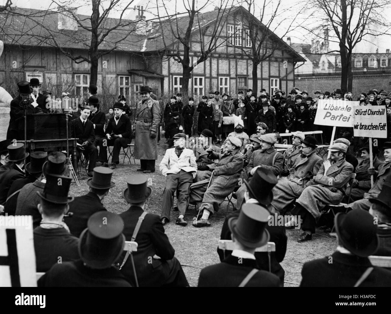 Hitler-Jugend-Propaganda-Spiel mit WHW Sammlung in Berlin, 1939 Stockfoto