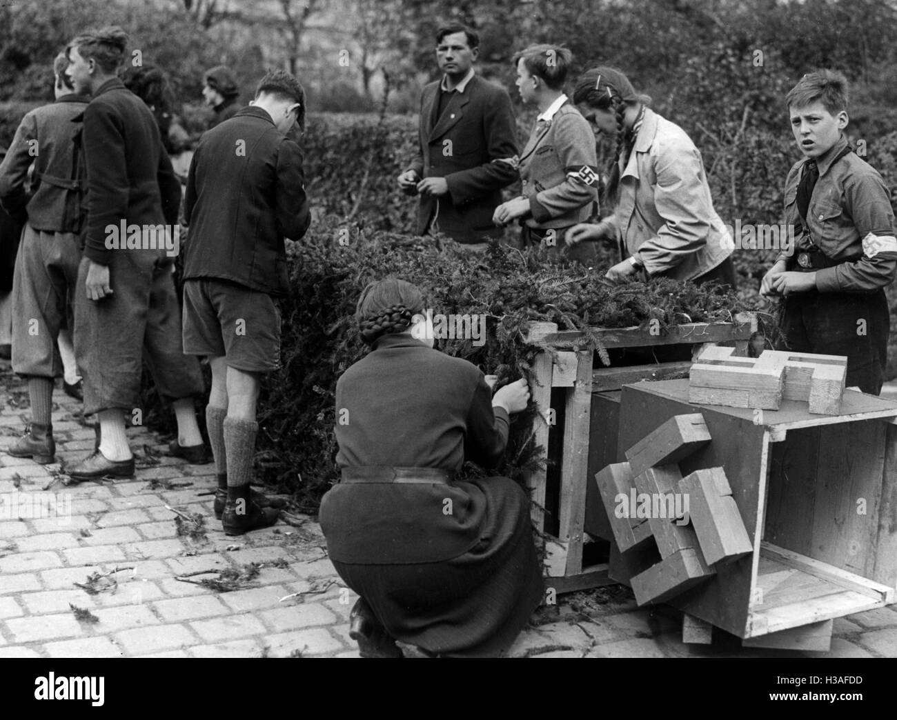 Hitler-Jugend Mitglieder bereiten für die Volksabstimmung über den Anschluss Österreichs in Wien, 1938 Stockfoto