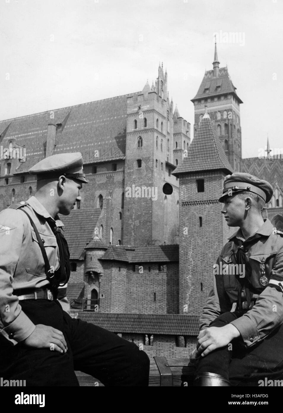 Hitler-Jugend Mitglieder vor der Marienburg in Westpreußen, 1937 Stockfoto