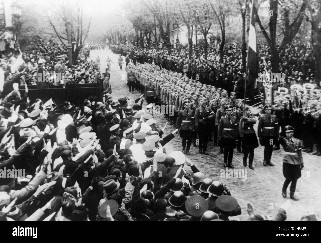 Hitler-Jugend Delegation bei der Zeremonie für Michael von Rumänien in Iasi, 1940 Stockfoto