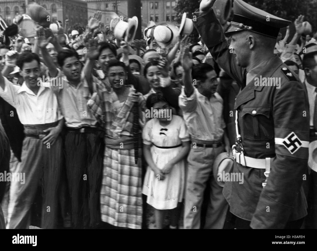 Reinhold Schulze mit Hitler-Jugend-Mitgliedern in Tokio, 1938 Stockfoto