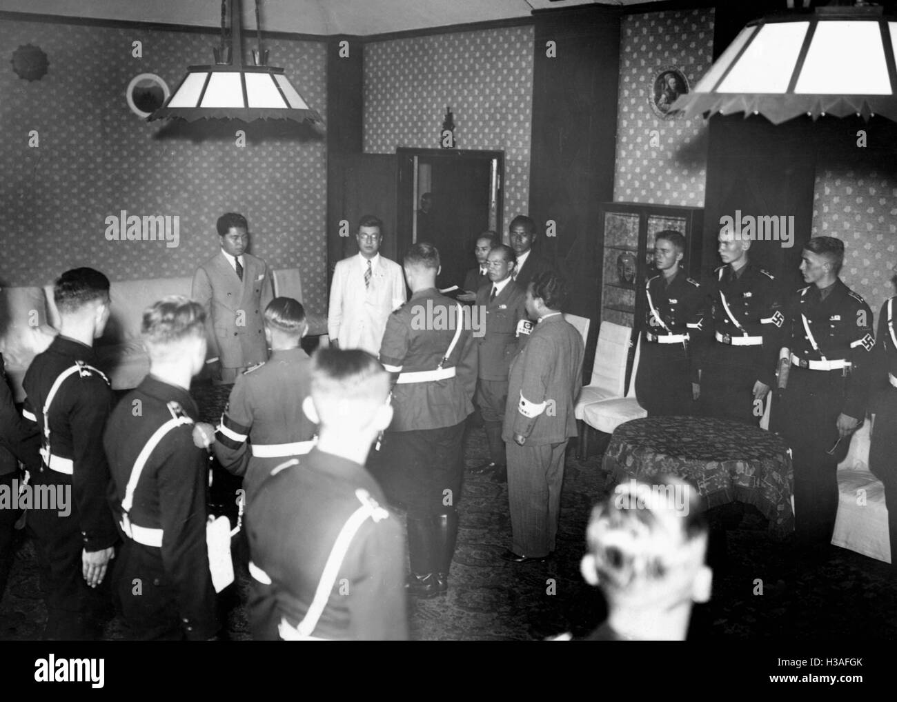 Fumitaka Konoye begrüßt eine HJ-Delegation in Tokio, 1938 Stockfoto