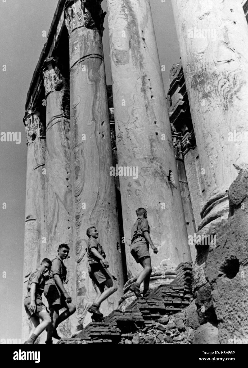 Mitglieder der Hitler-Jugend in einem alten Tempel während einer Tour durch Italien, 1936 Stockfoto