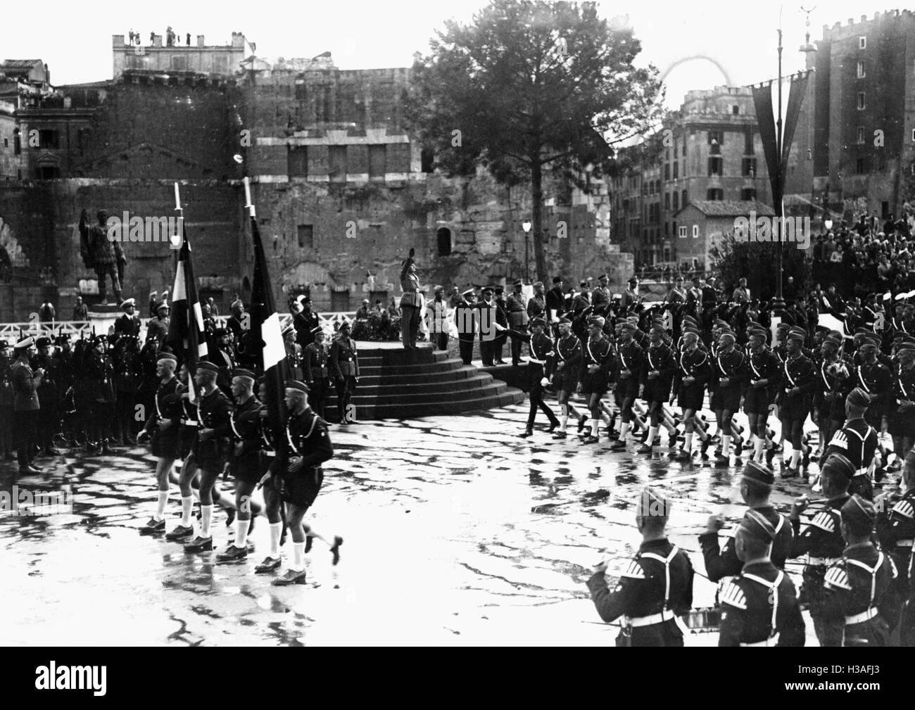 Parade mit Hitler-Jugend Mitglieder vor Benito Mussolini in Rom, 1937 Stockfoto