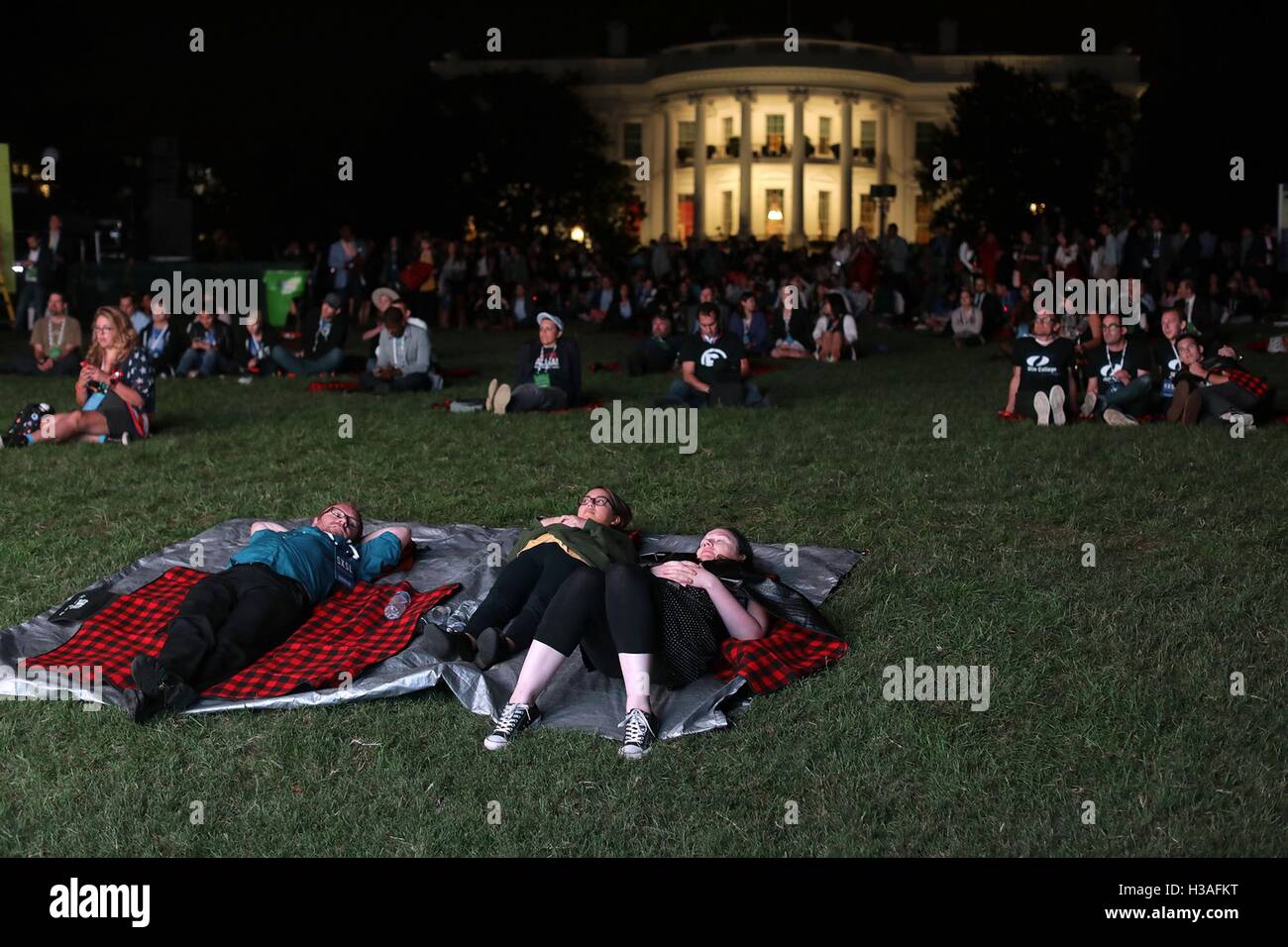 Teilnehmer Film einen beim Ausruhen während des South by South Lawn Festivals auf dem South Lawn des weißen Hauses 3. Oktober 2016 in Washington, DC. Die Veranstaltung ist im Süden durch Southwest Festival inspiriert und beinhaltet Kunst, Film, Unterhaltung und Technologie. Stockfoto