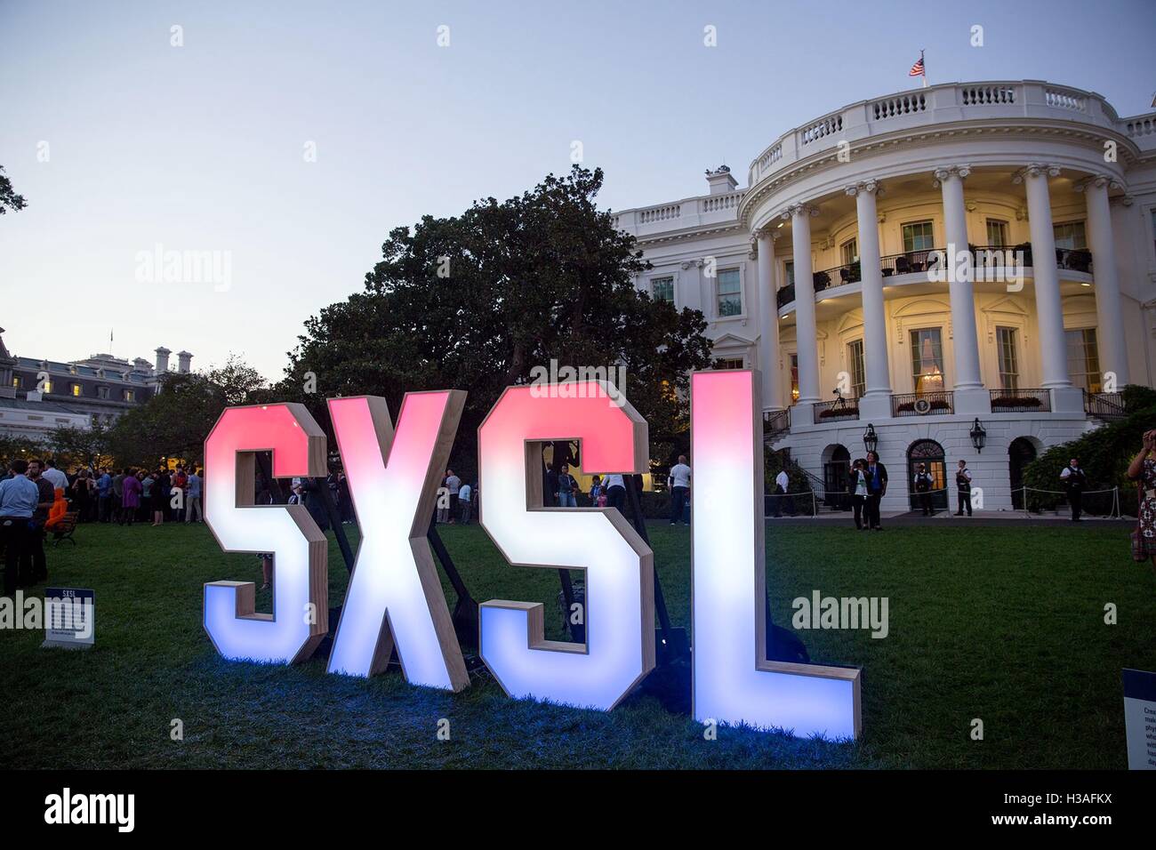 Logo für das South by South Lawn Festival beleuchtet auf dem South Lawn des weißen Hauses 3. Oktober 2016 in Washington, DC. Die Veranstaltung ist im Süden durch Southwest Festival inspiriert und beinhaltet Kunst, Film, Unterhaltung und Technologie. Stockfoto