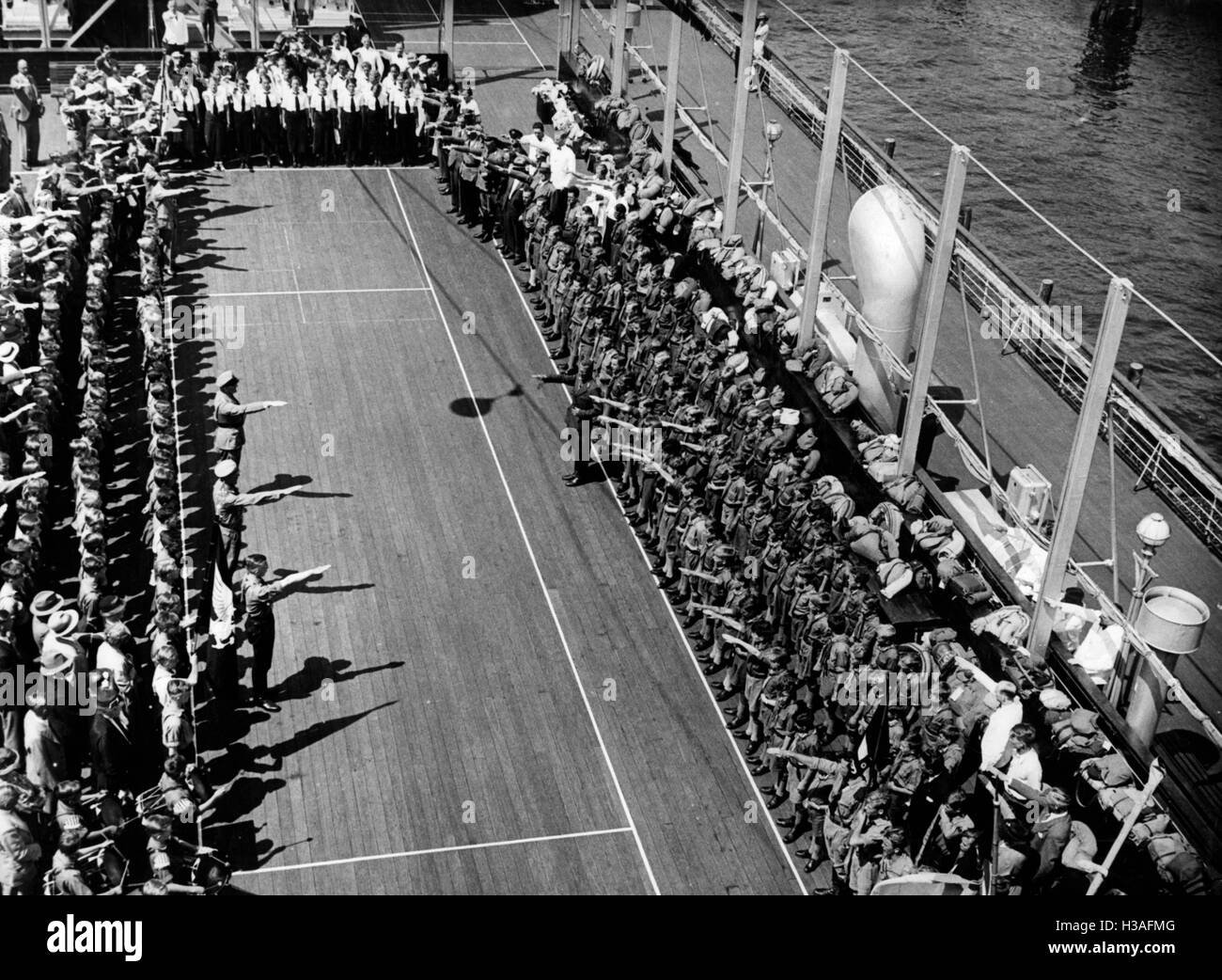 Deutsche Expats der Hitler-Jugend im Hamburger Hafen Stockfoto