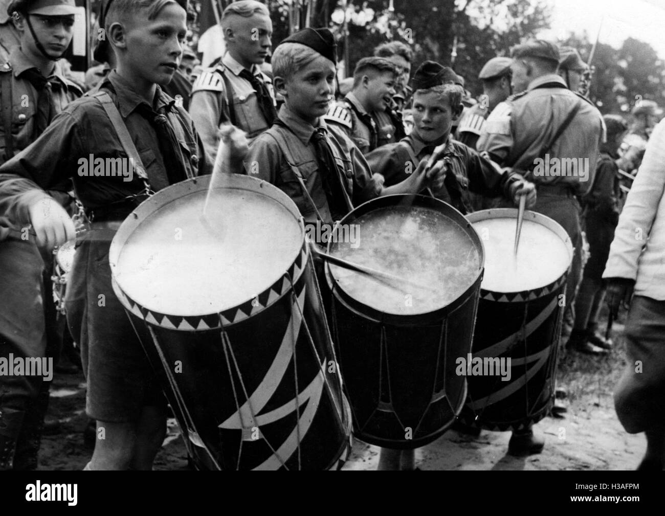 Hitler-Jugend Mitglieder mit Trommeln, 1933 Stockfoto